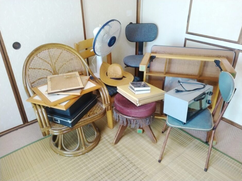 古い椅子、電子レンジ、扇風機などの粗大ゴミ